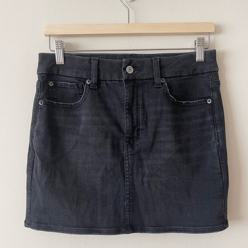 American Eagle Curvy High Rise Mini Denim Skirt Women’s size 4 Distressed Black